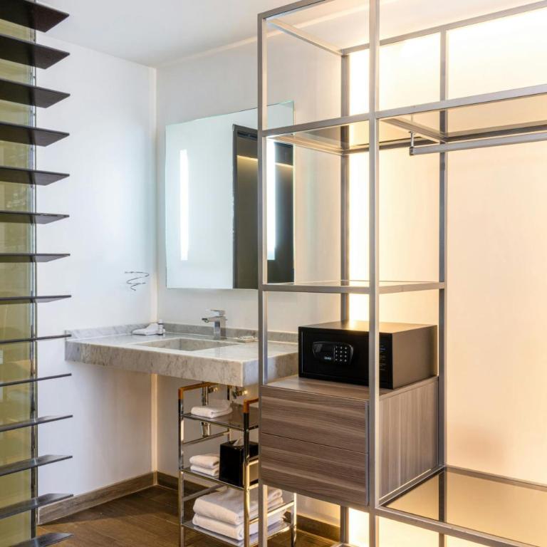 AC Hotel by Marriott Guadalajara Mexico - Habitación con cama extragrande. - 2