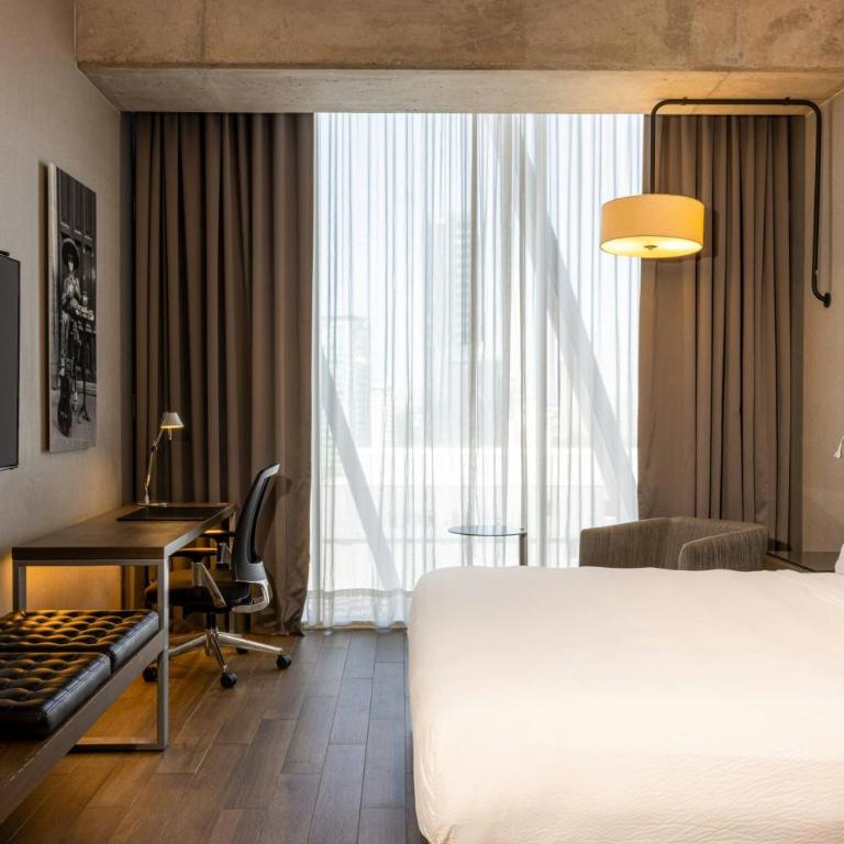 AC Hotel by Marriott Guadalajara Mexico - Habitación con cama extragrande. - 4
