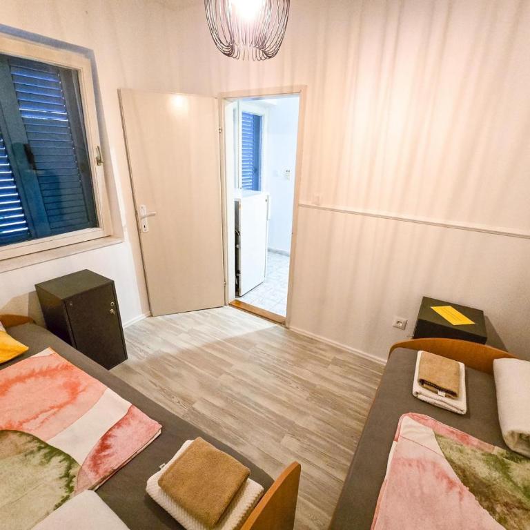 Hostel Budva - Dvokrevetna Soba sa Zasebnim Krevetima - 8