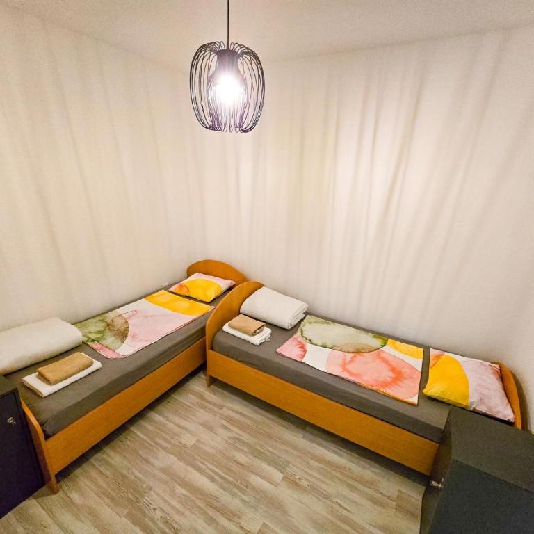 Hostel Budva - Dvokrevetna Soba sa Zasebnim Krevetima - 7
