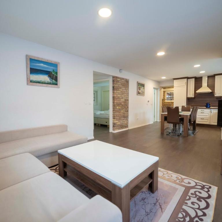 Legend Suites - Four-Bedroom Deluxe Apartment - 10