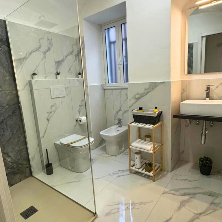 Lole Home - Two-Bedroom Deluxe Apartment - 26