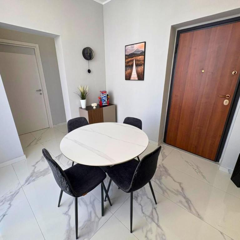 Lole Home - Two-Bedroom Deluxe Apartment - 30