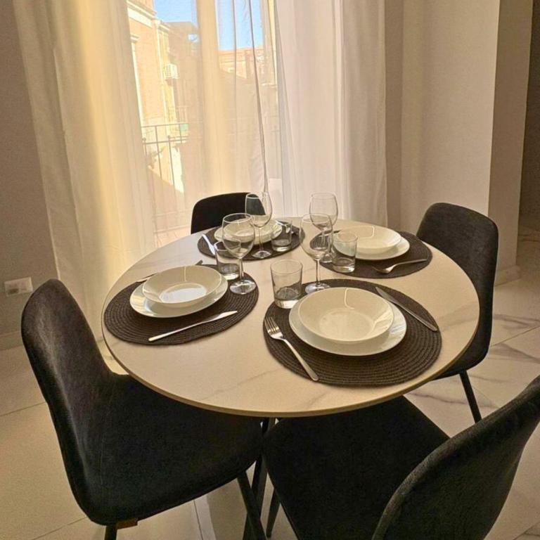 Lole Home - Two-Bedroom Deluxe Apartment - 32