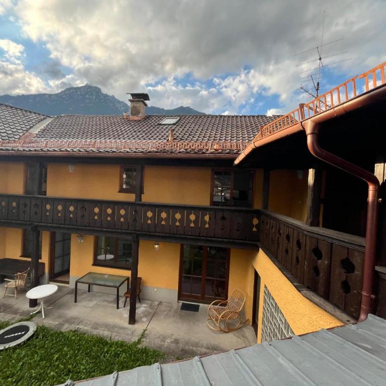 Gallery Garden Apartment - Three-Bedroom Apartment with Mountain View - 4