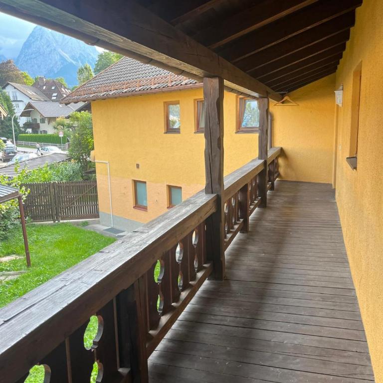 Gallery Garden Apartment - Three-Bedroom Apartment with Mountain View - 5
