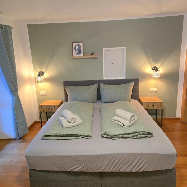 Gallery Garden Apartment - Three-Bedroom Apartment with Mountain View - 14