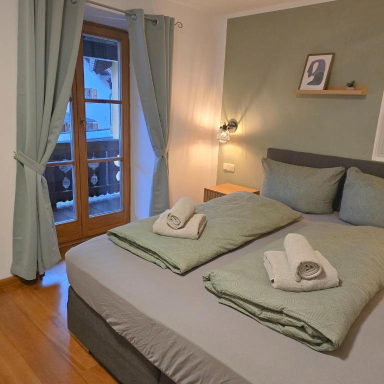 Gallery Garden Apartment - Three-Bedroom Apartment with Mountain View - 15