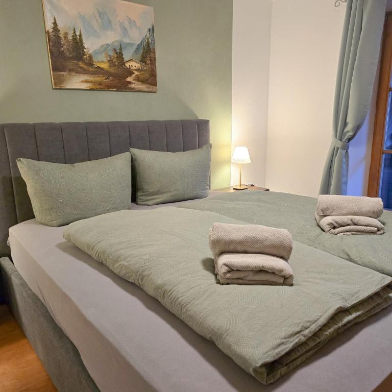 Gallery Garden Apartment - Three-Bedroom Apartment with Mountain View - 1