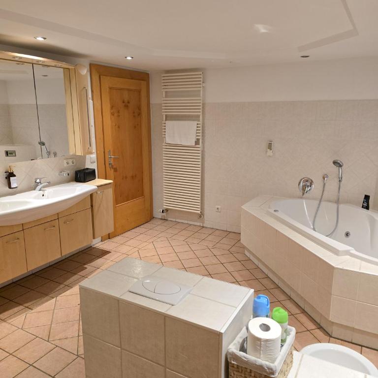 Gallery Garden Apartment - Three-Bedroom Apartment with Mountain View - 9