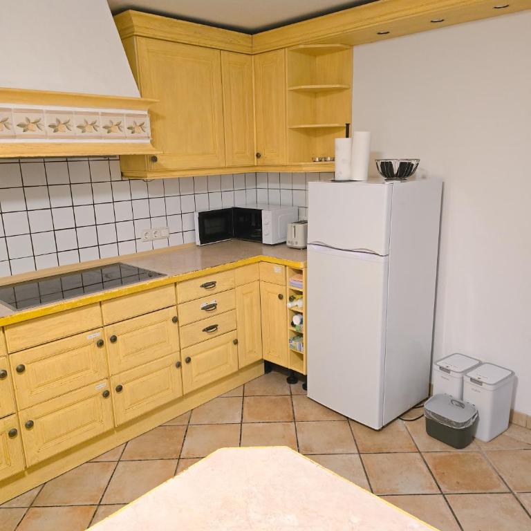 Gallery Garden Apartment - Three-Bedroom Apartment with Mountain View - 11