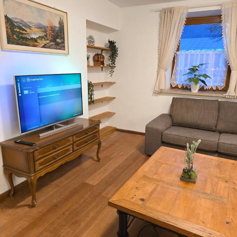 Gallery Garden Apartment - Three-Bedroom Apartment with Mountain View - 18