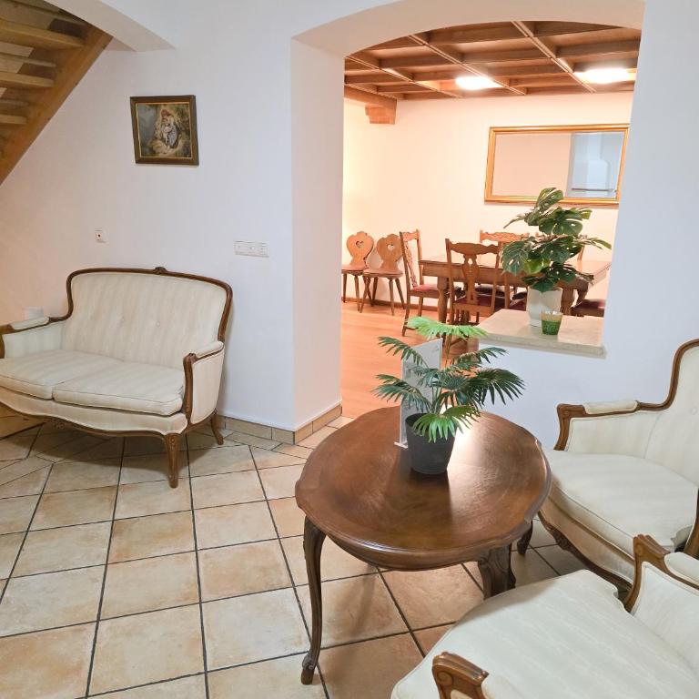 Gallery Garden Apartment - Three-Bedroom Apartment with Mountain View - 19
