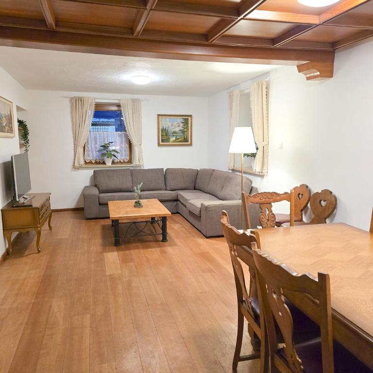 Gallery Garden Apartment - Three-Bedroom Apartment with Mountain View - 13