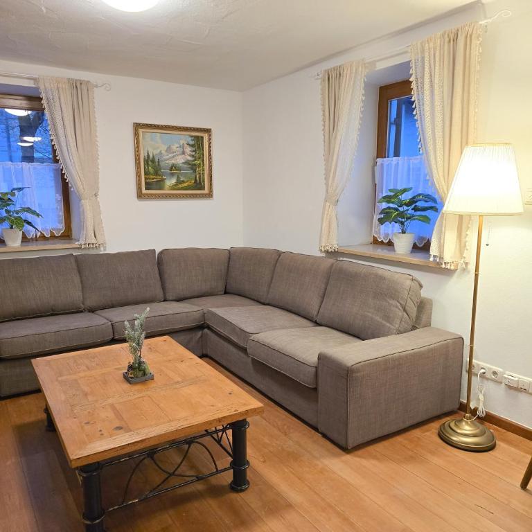 Gallery Garden Apartment - Three-Bedroom Apartment with Mountain View - 16