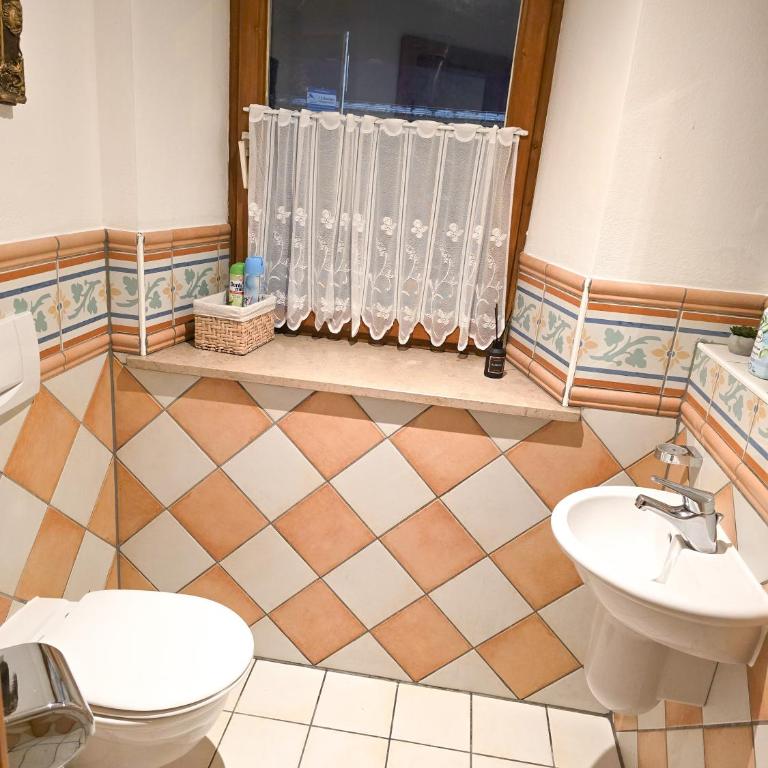Gallery Garden Apartment - Three-Bedroom Apartment with Mountain View - 20