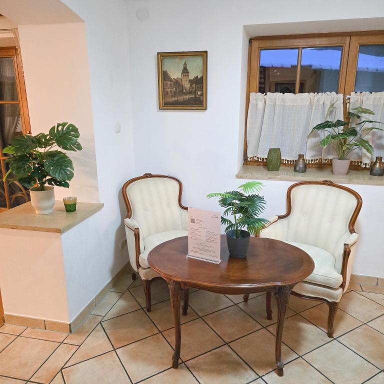 Gallery Garden Apartment - Three-Bedroom Apartment with Mountain View - 23