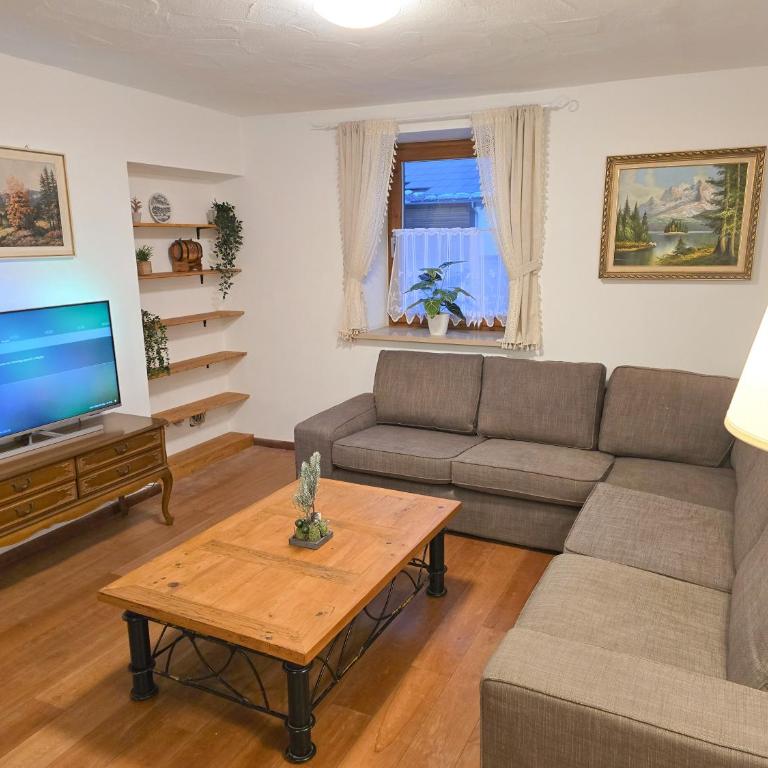 Gallery Garden Apartment - Three-Bedroom Apartment with Mountain View - 17