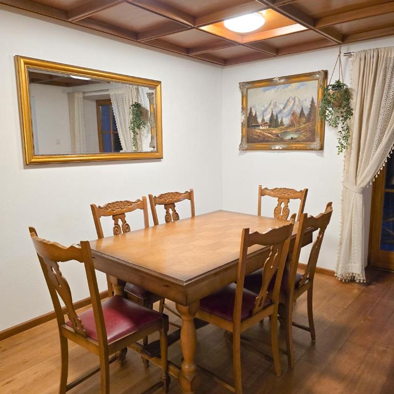 Gallery Garden Apartment - Three-Bedroom Apartment with Mountain View - 22