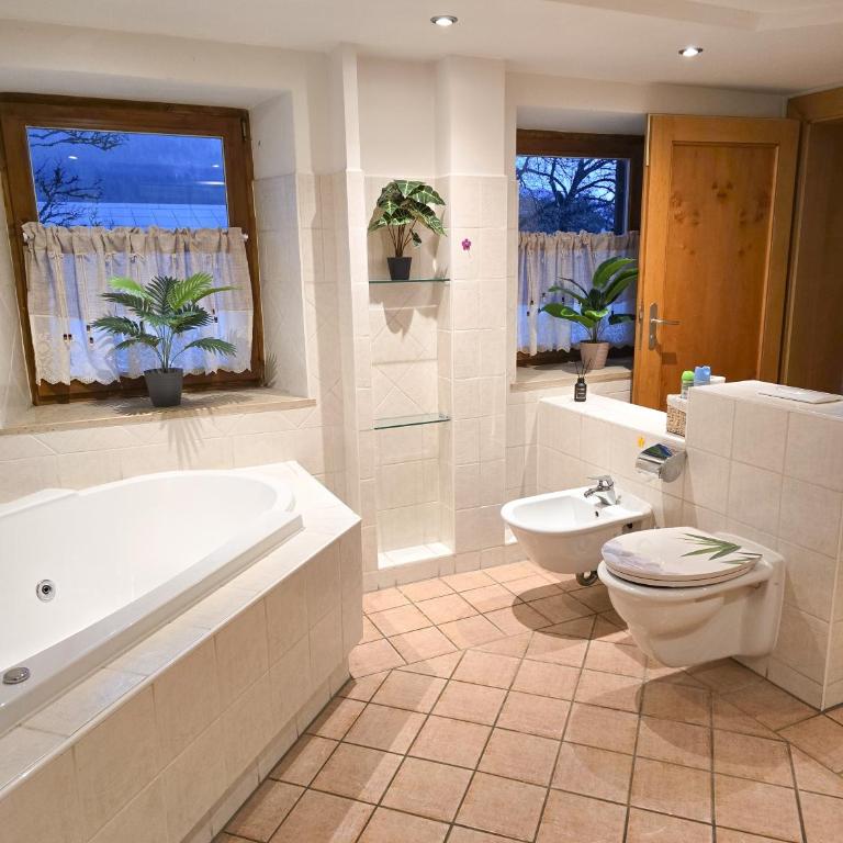 Gallery Garden Apartment - Three-Bedroom Apartment with Mountain View - 8