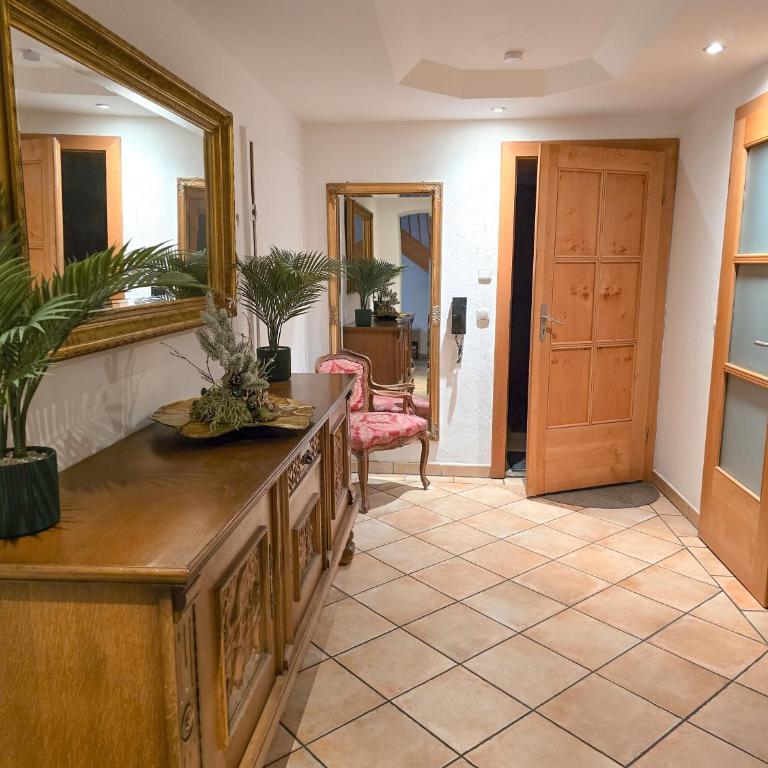 Gallery Garden Apartment - Three-Bedroom Apartment with Mountain View - 24