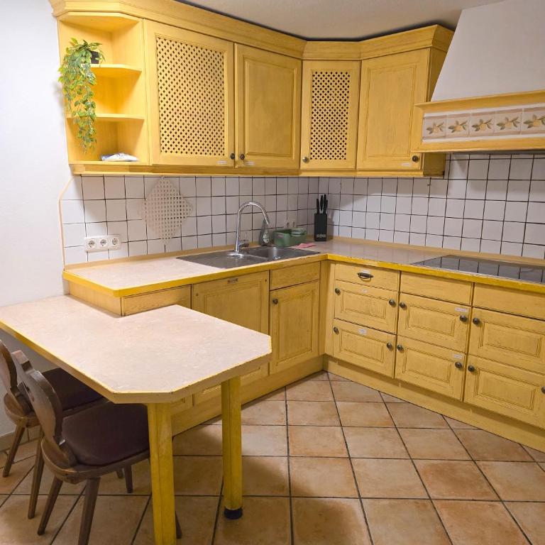Gallery Garden Apartment - Three-Bedroom Apartment with Mountain View - 12