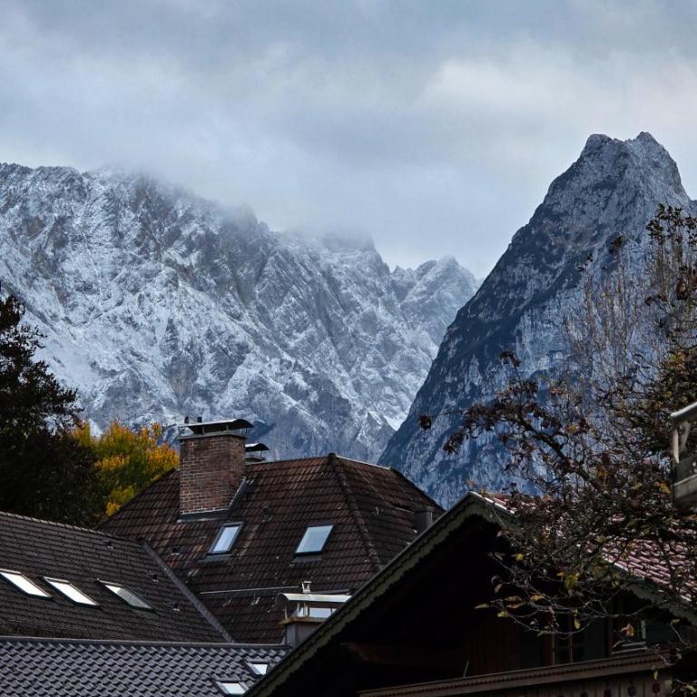 Gallery Garden Apartment - Three-Bedroom Apartment with Mountain View - 28