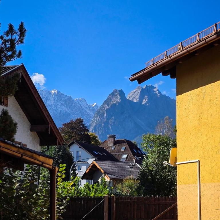 Gallery Garden Apartment - Three-Bedroom Apartment with Mountain View - 30