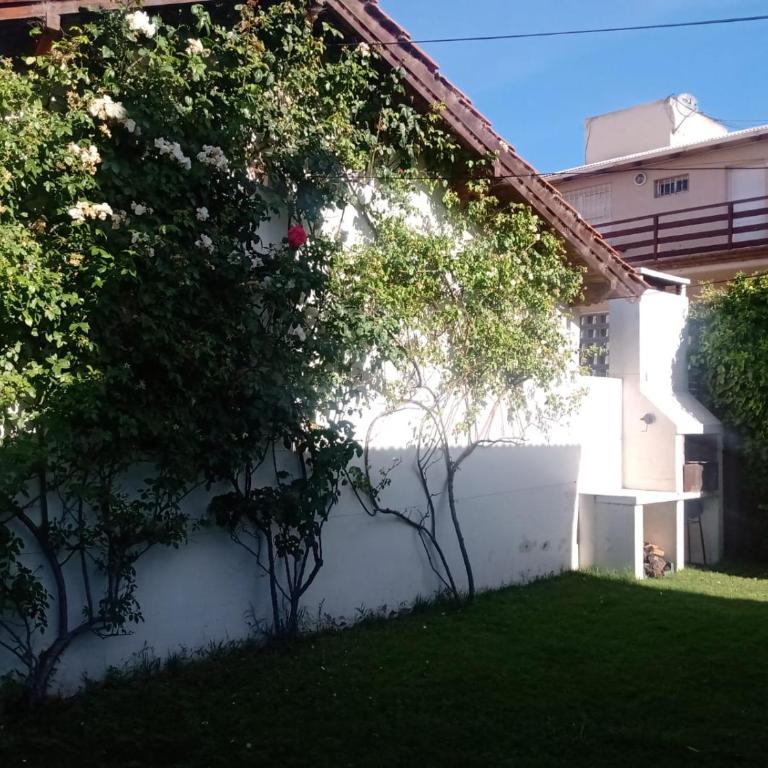 CASA con 3 habitaciones, 2 baños, cochera y patio a 100 metros del mar Durante ENERO y FEBRERO solo se alquila por un MÍNIMO de 7 días - One-Bedroom House - 6