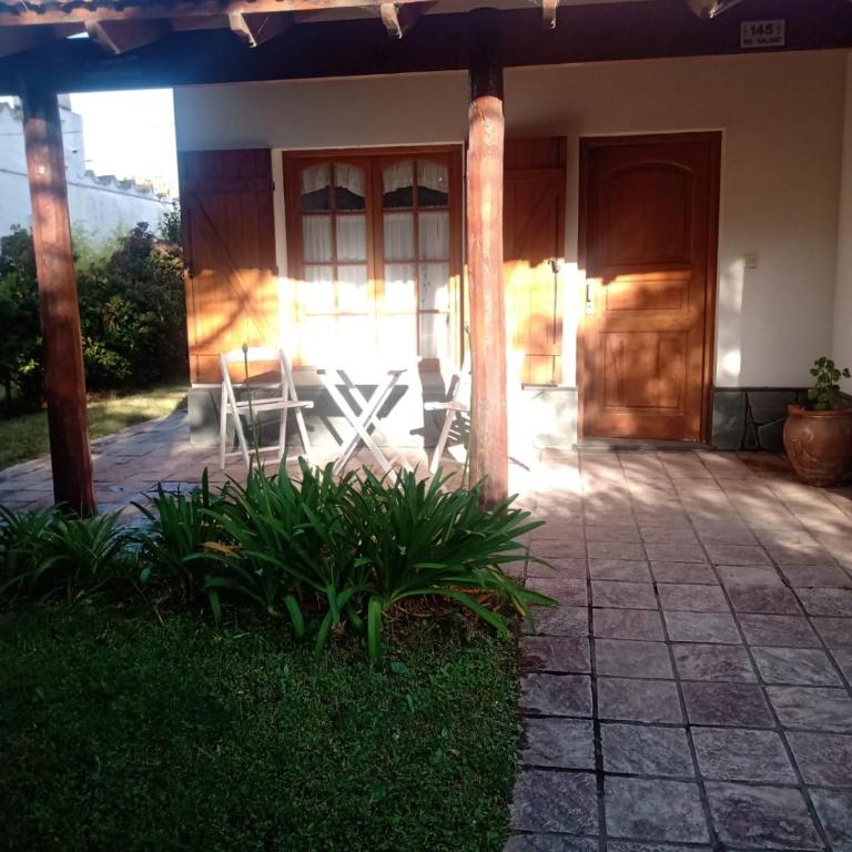 CASA con 3 habitaciones, 2 baños, cochera y patio a 100 metros del mar Durante ENERO y FEBRERO solo se alquila por un MÍNIMO de 7 días - One-Bedroom House - 2
