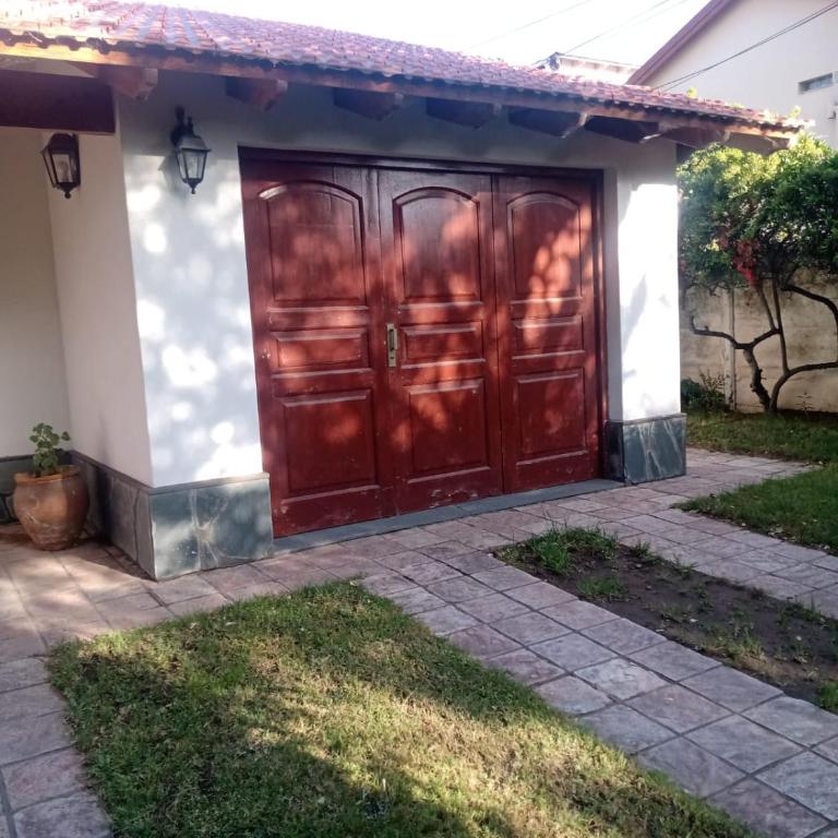 CASA con 3 habitaciones, 2 baños, cochera y patio a 100 metros del mar Durante ENERO y FEBRERO solo se alquila por un MÍNIMO de 7 días - One-Bedroom House - 3