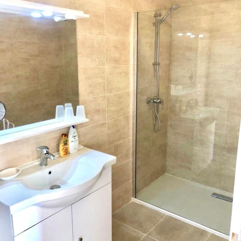 Appartement spacieux à 10 minutes de la plage, vue mer - Two-Bedroom Apartment - 9