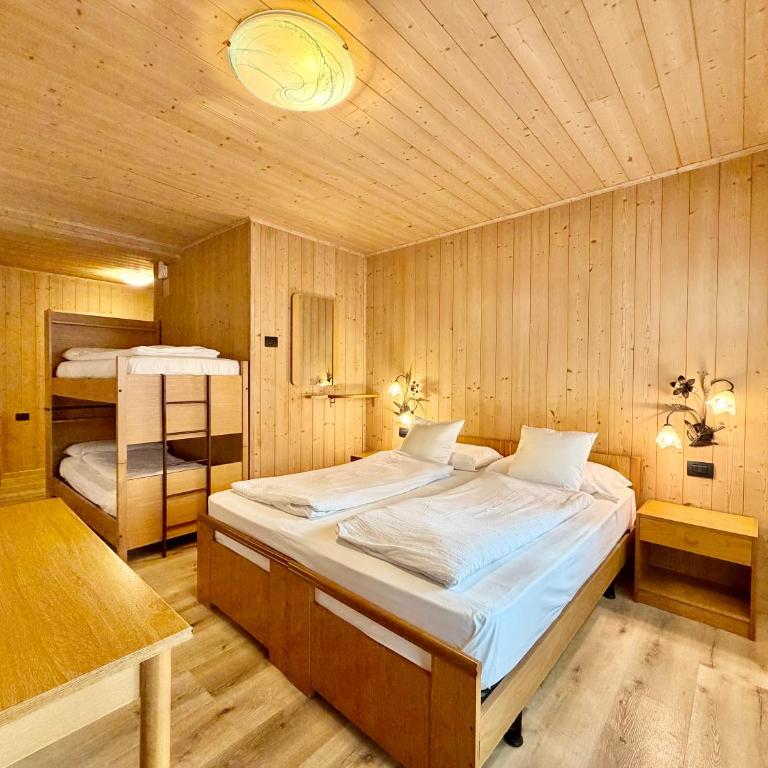 B&B Family Accommodation Canazei BIKE FRIENDLY - Camera Familiare Standard - Seminterrato - 1