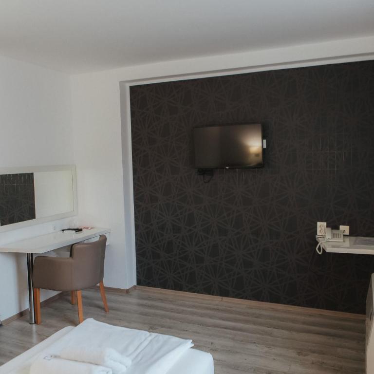 Hotel Slavija Banja Luka - Dvokrevetna Soba sa Bračnim Krevetom - 4