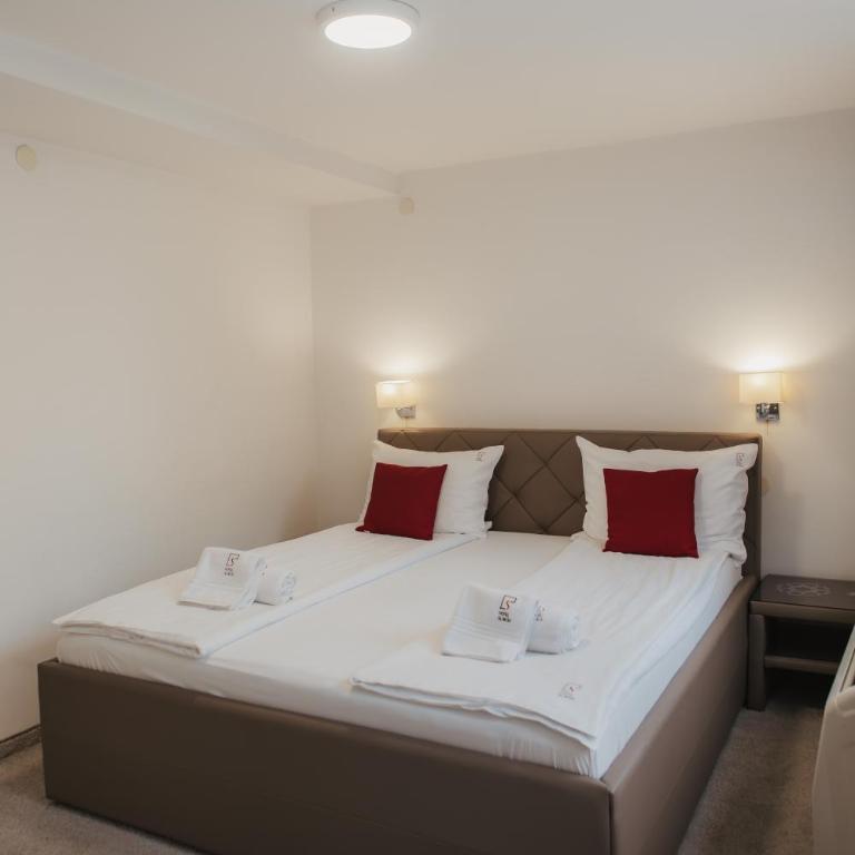 Hotel Slavija Banja Luka - Dvokrevetna Soba sa Bračnim Krevetom - 24