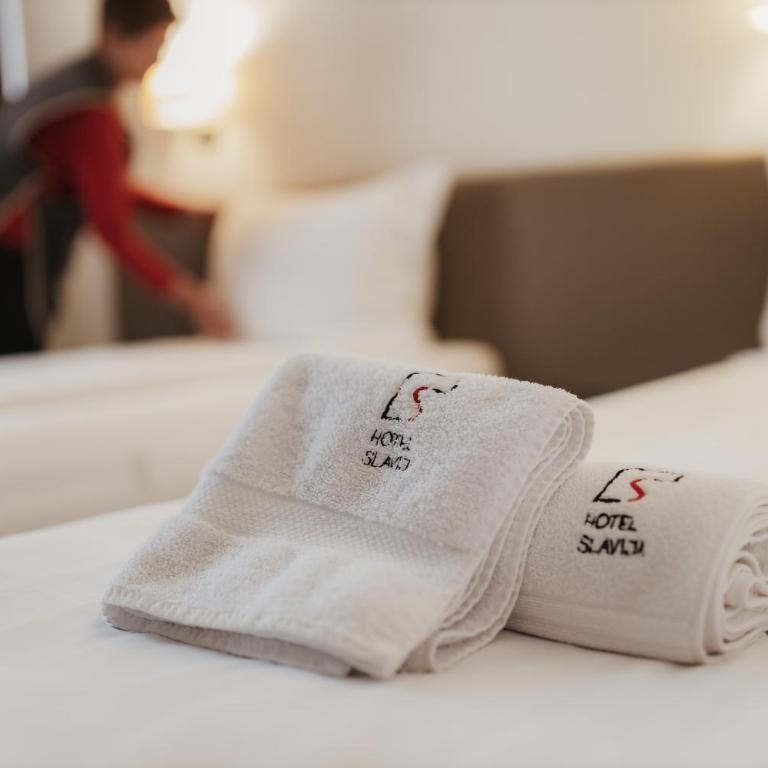 Hotel Slavija Banja Luka - Standardna Dvokrevetna Soba sa Zasebnim Krevetima - 3