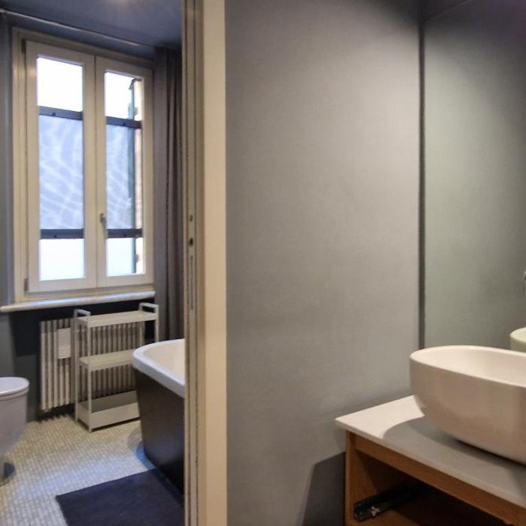 10' Piazza Erbe, Elegance in the Heart of Verona - Two-Bedroom Apartment with River View - 12