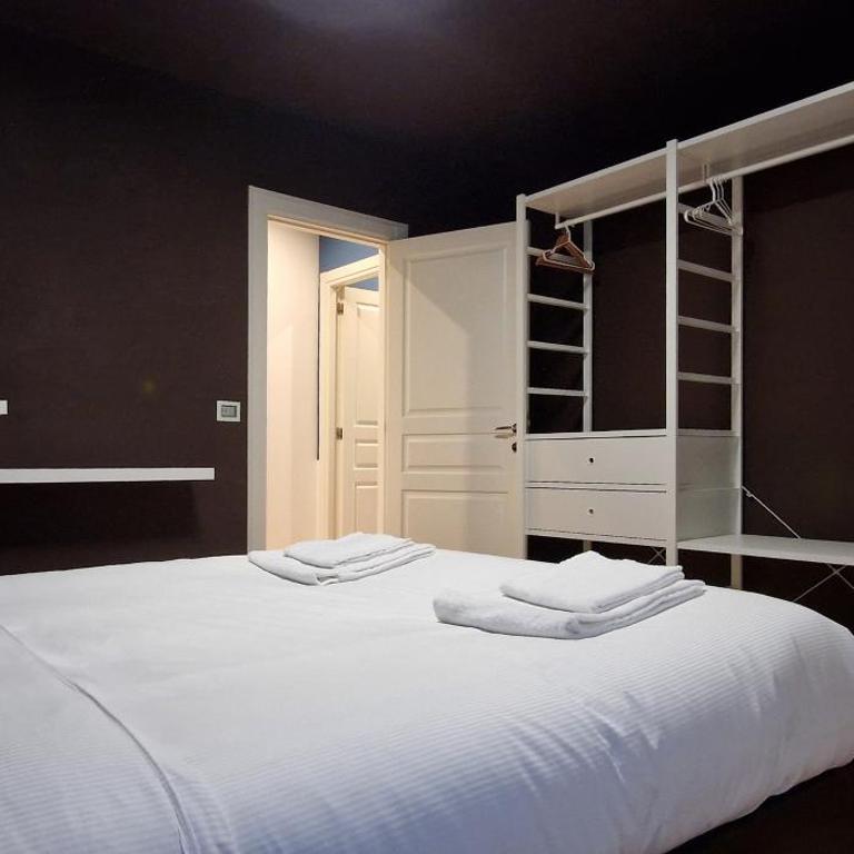 10' Piazza Erbe, Elegance in the Heart of Verona - Two-Bedroom Apartment with River View - 16