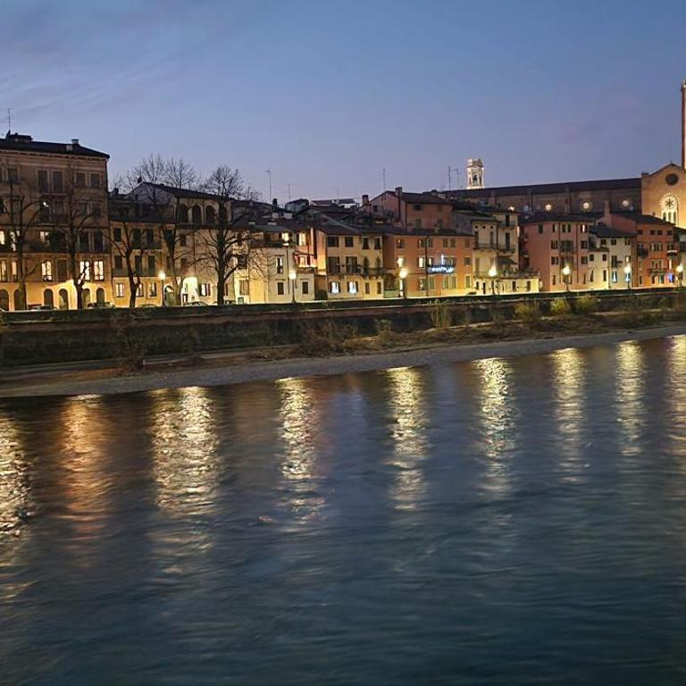 10' Piazza Erbe, Elegance in the Heart of Verona - Two-Bedroom Apartment with River View - 6