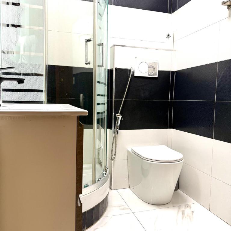 Royal Termini Guest House - Camera Quadrupla con Bagno in Comune - 17