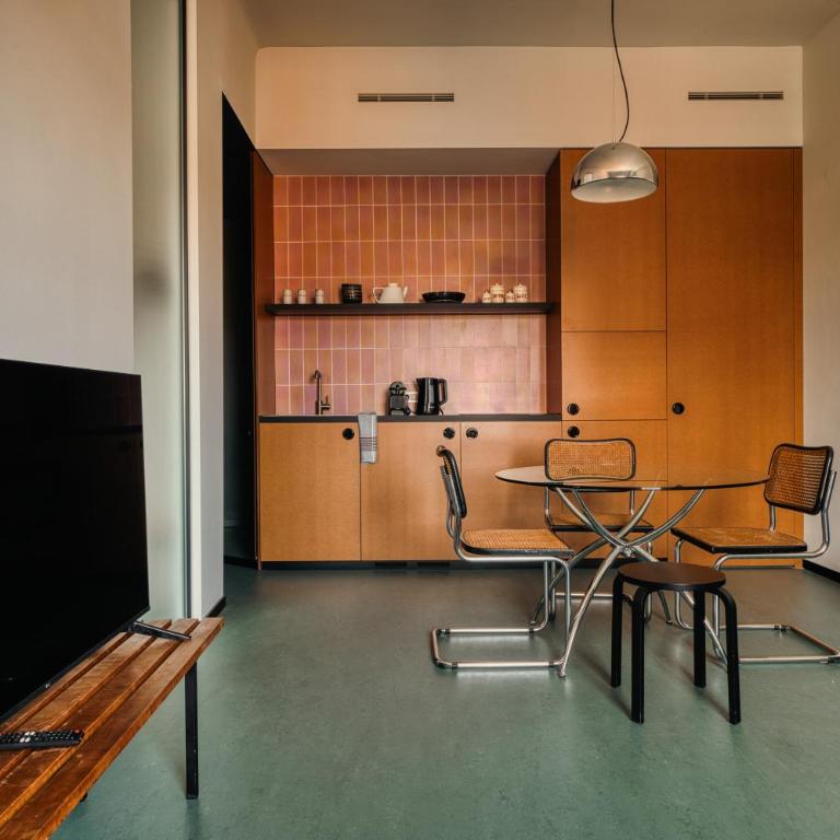 Just Urban Stays - Chic Retro 1BR Apartment -10 min by tram to Duomo - Appartamento con 1 Camera da Letto - 4