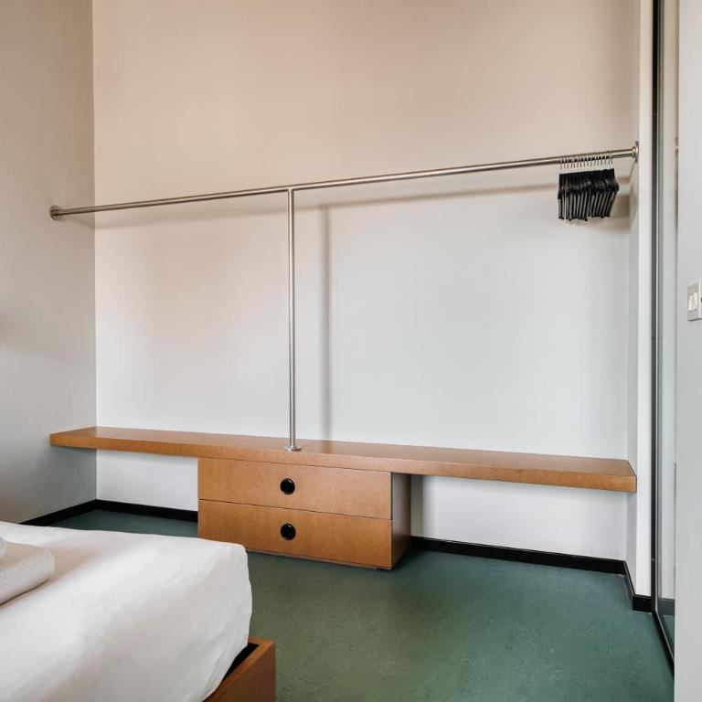 Just Urban Stays - Chic Retro 1BR Apartment -10 min by tram to Duomo - Appartamento con 1 Camera da Letto - 16