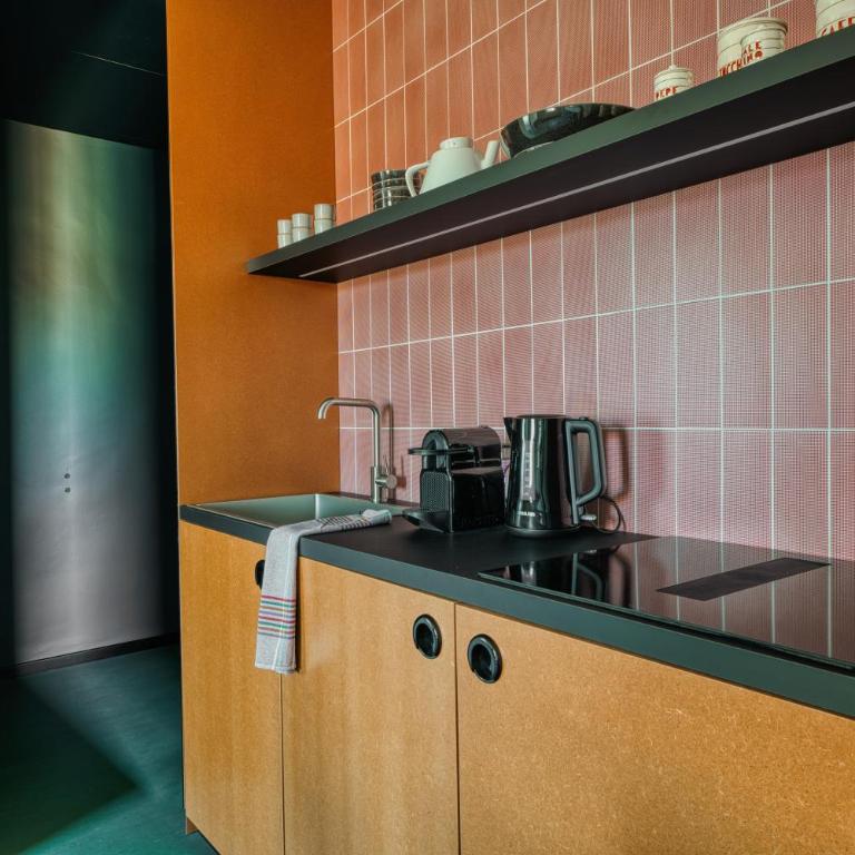 Just Urban Stays - Chic Retro 1BR Apartment -10 min by tram to Duomo - Appartamento con 1 Camera da Letto - 8