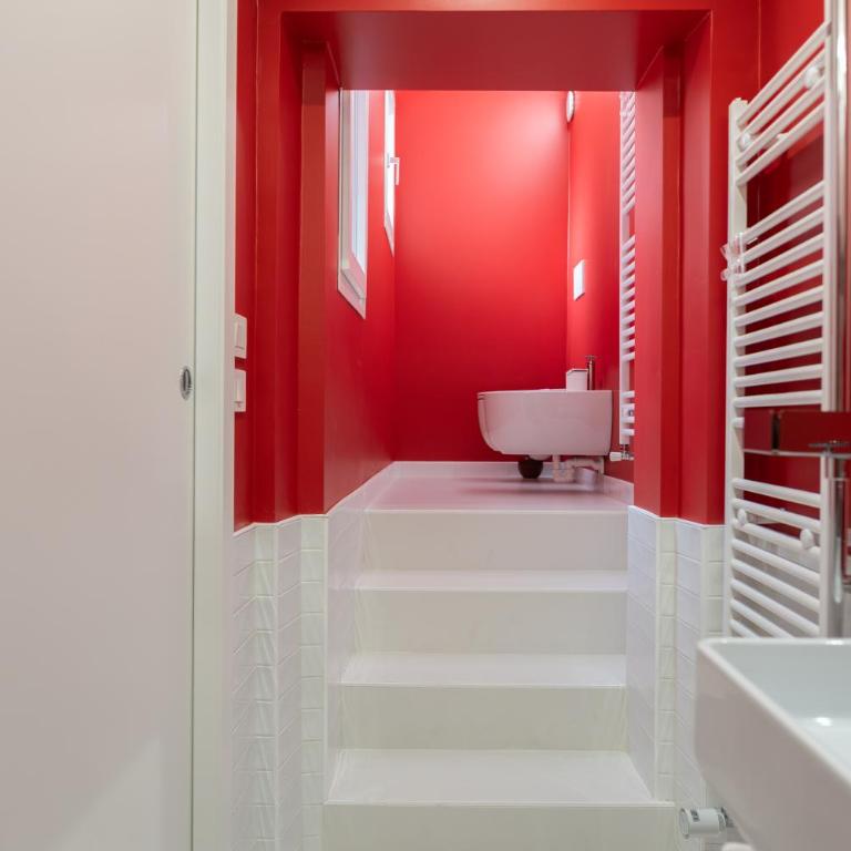 NEST LIVING Red Velvet - Appartamento Deluxe con 2 Camere da Letto e Balcone - 17