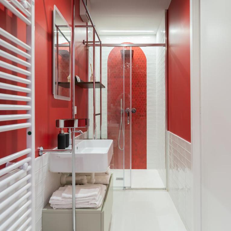 NEST LIVING Red Velvet - Appartamento Deluxe con 2 Camere da Letto e Balcone - 15