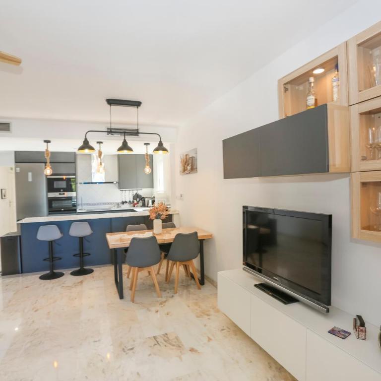 Horizon Sea Views and Garage - Three-Bedroom Apartment - 4