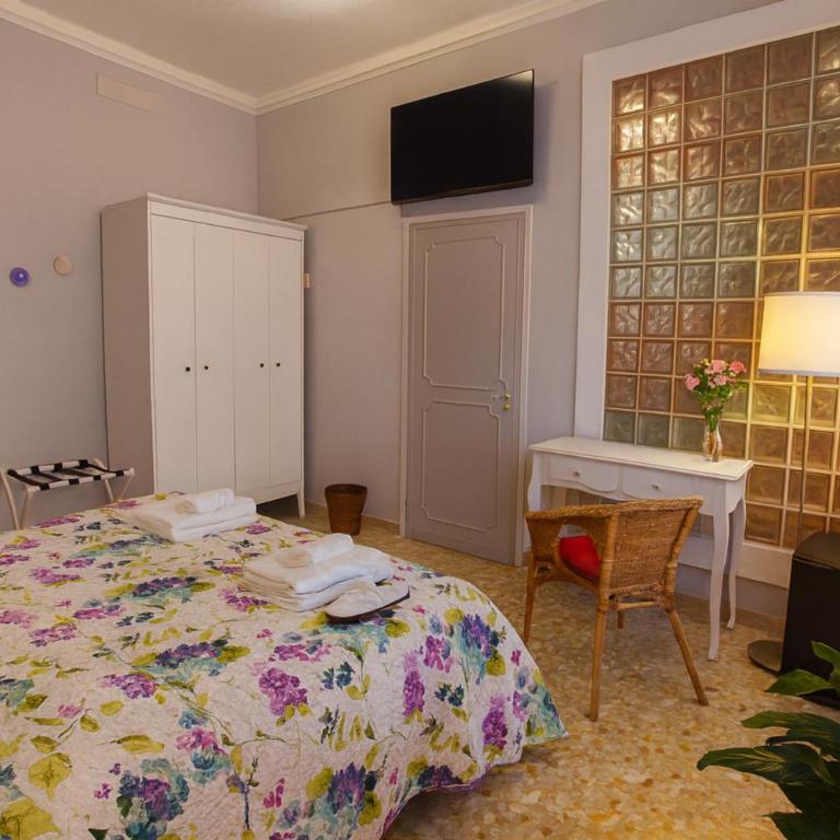 Camera Viola in zona tranquilla - Madame Fannj - Camera Matrimoniale con Bagno Privato - 9