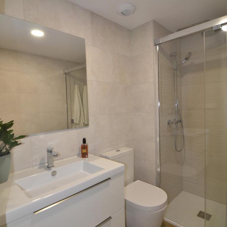 Centrally located apartment with a pool and parking - Apartamento de 3 dormitorios con balcón - 2