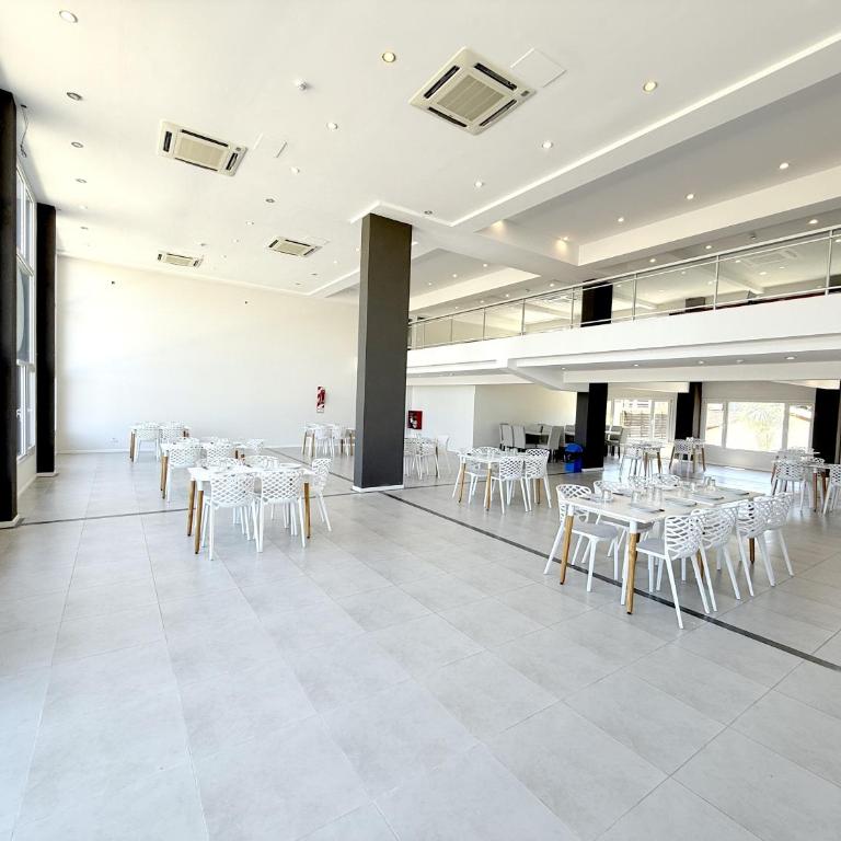 Departamento con Pileta Climatizada y Cochera en Pinamar - One-Bedroom Apartment - 16