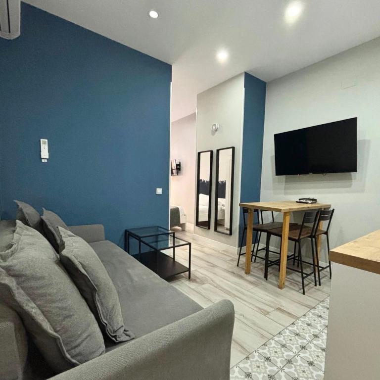 PlazaMayorSuites - Studio Apartment with Balcony VI - 7